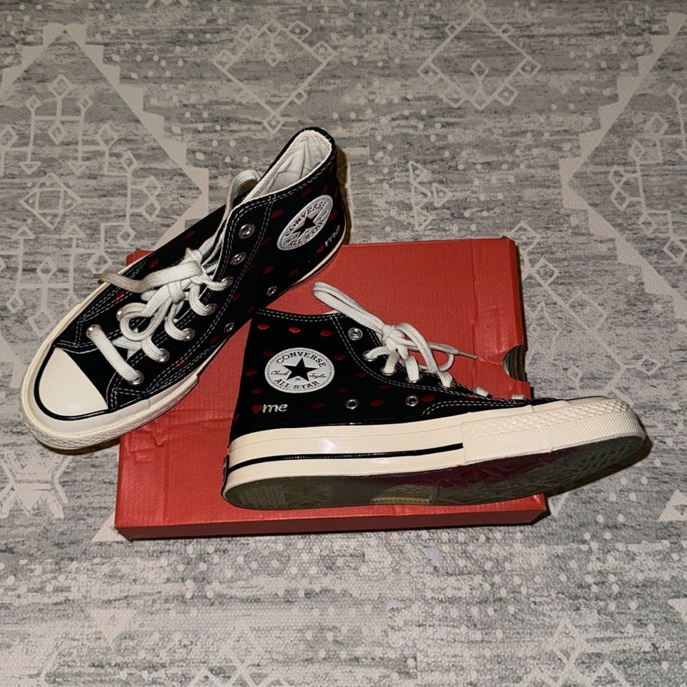 NWT - Converse (Unisex) Chuck 70 Embroidered Lips High
